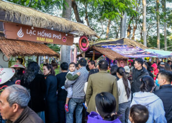 nghin nguoi chen chan thuong thuc mon an tai le hoi bun pho o ninh binh 2827.jpg