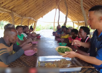 nguoi chau phi lan dau thu mon trung ran la mo kieu viet nuc no khen ngon 660.jpeg