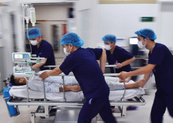 nguoi dan ong cap cuu sau khi an thit lon o quan com 84367.png