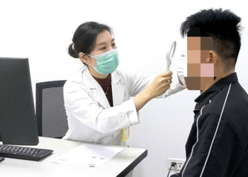 nguoi dan ong cau cuu bac si trong tinh trang vung kin ngua du doi 1892.png