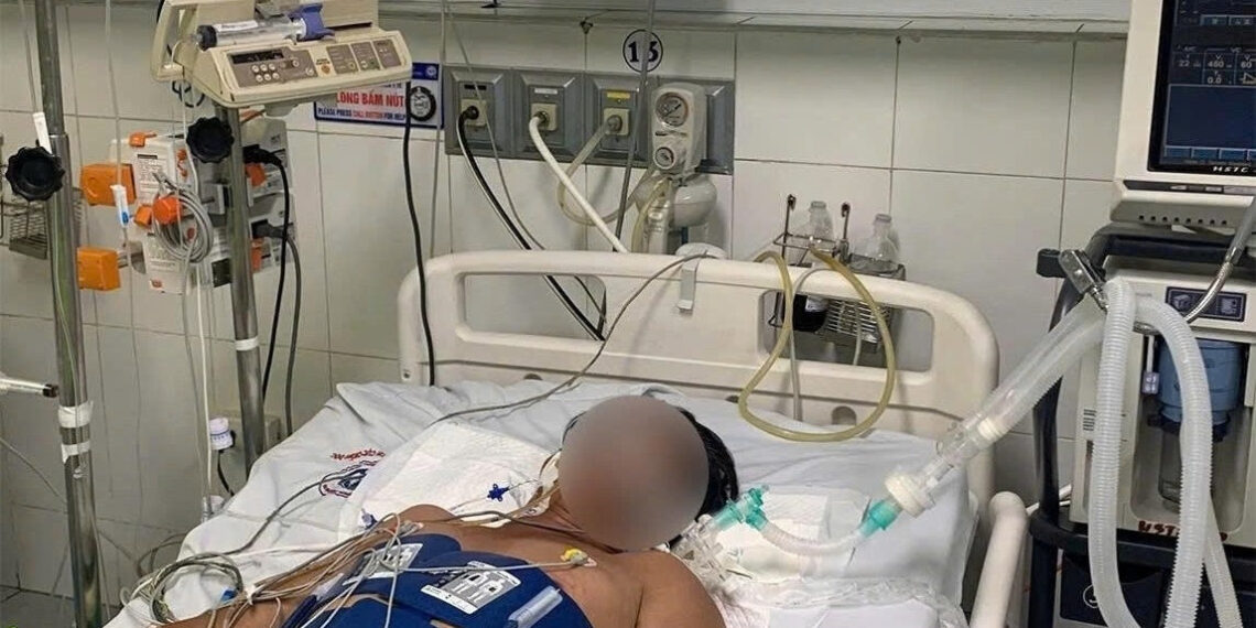 nguoi dan ong ngung tim phai di cap cuu khi sang sua dien giup hang xom 2901.jpg