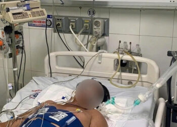 nguoi dan ong ngung tim phai di cap cuu khi sang sua dien giup hang xom 2901.jpg