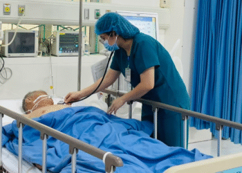 nguoi dan ong phai cap cuu sau khi an bat canh nau voi 1 loai cu 1684.png