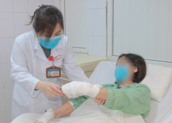 nguoi phu nu phai di cap cuu dem khuya sau khi thong bon cau 1785.png