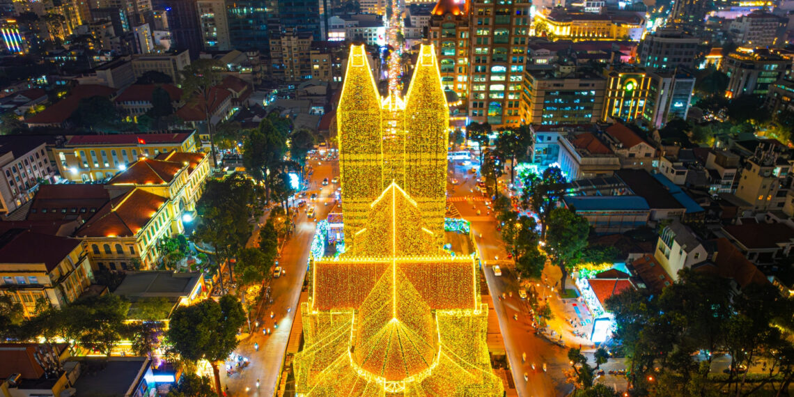 nha tho duc ba lung linh dau mua giang sinh hut khach den check in 3713.jpg