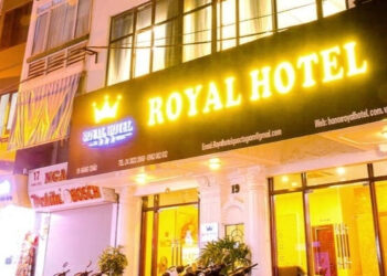 nhan vien khach san vo cam khi de khach nu phai tu di tim phong luc 2h 25.jpeg