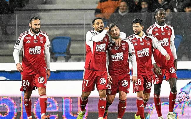 nhan dinh brest vs monaco 01h00 ngay 612 cam bay tai francis le ble.jpg