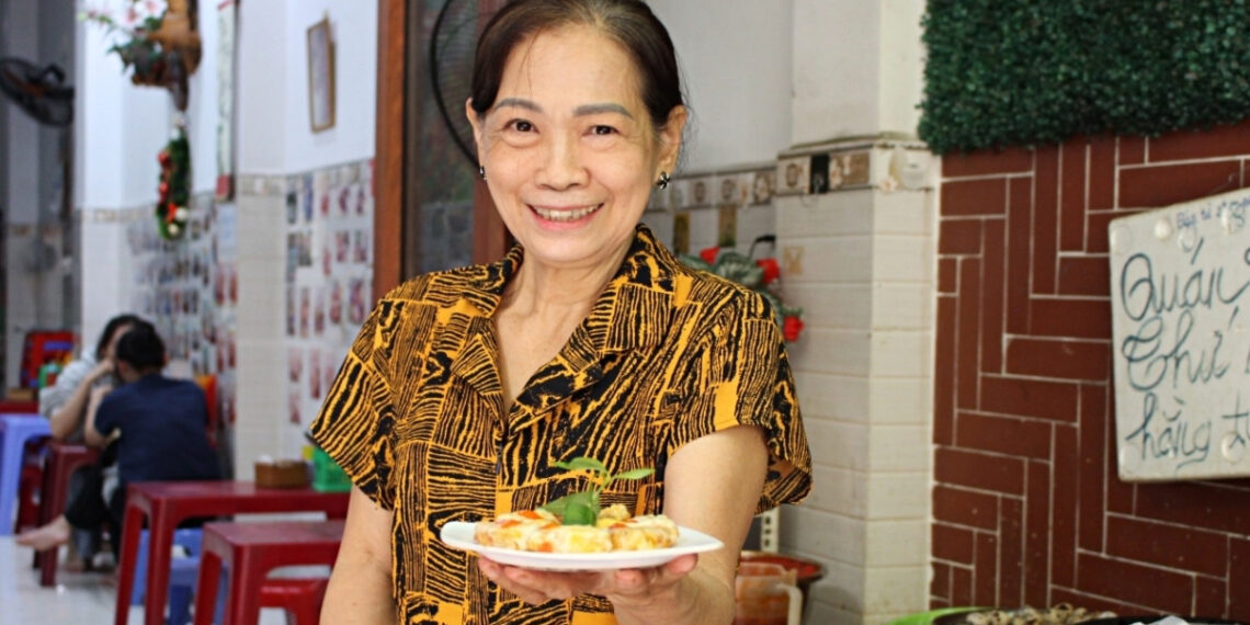 quan an co ba chu doc rap tinh tien sap dong cua khach tiec nuoi khi den an 908.jpg