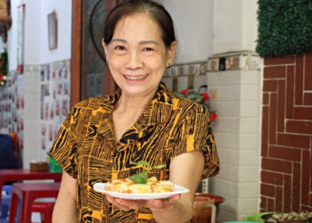 quan an co ba chu doc rap tinh tien sap dong cua khach tiec nuoi khi den an 908.jpg