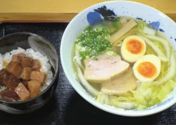 quan an giua nui khien khach lai xe 2 tieng den xep hang 726.png