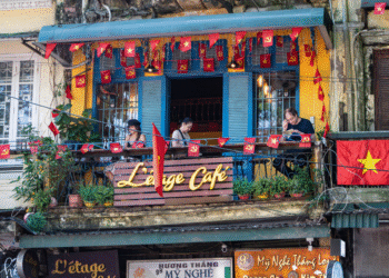 quan ha noi nup ngo nho co goc ban cong khach ngoi ca ngay khong chan 2686.png