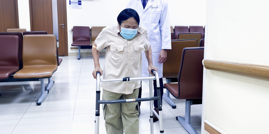 Thay khớp háng cho người đàn ông cao gần 1,3 m screenshot 2025 12 01 at 11 04 8787 3035 1764563488.png