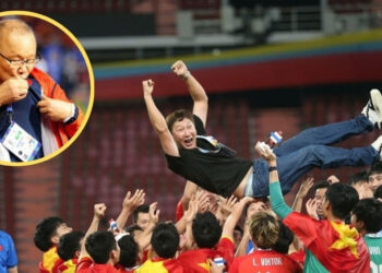 thay park chuc mung u22 viet nam tang qua dac biet cho hlv kim sang sik 1486.jpg