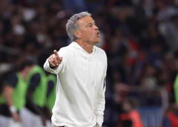 thuyen truong psg luis enrique nhap vien sau tai nan xe dap 281.jpg