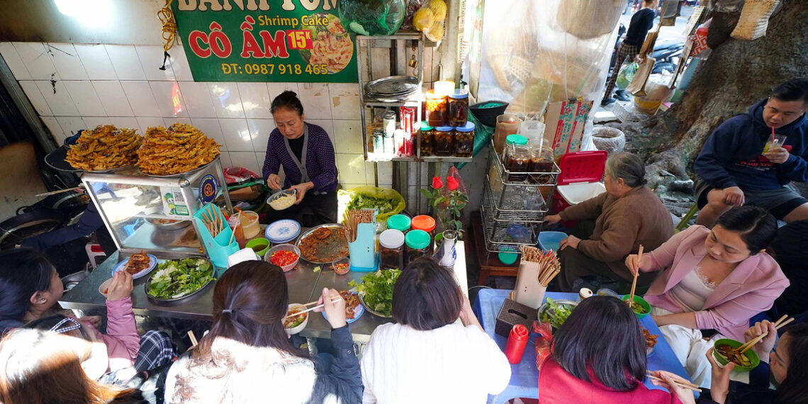 Lonely Planet hướng dẫn du lịch tiết kiệm tại TP HCM và Hà Nội tom21763694109copy 1765542808 4677 6088 1765542886.jpg