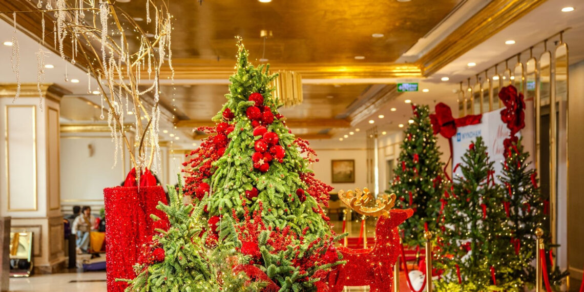 trai nghiem mua le hoi sang trong tai wyndham danang golden bay 2472.jpg