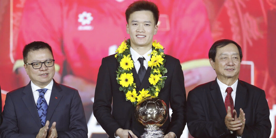 truc tiep qua bong vang viet nam vinh danh hoang duc 3082.jpg