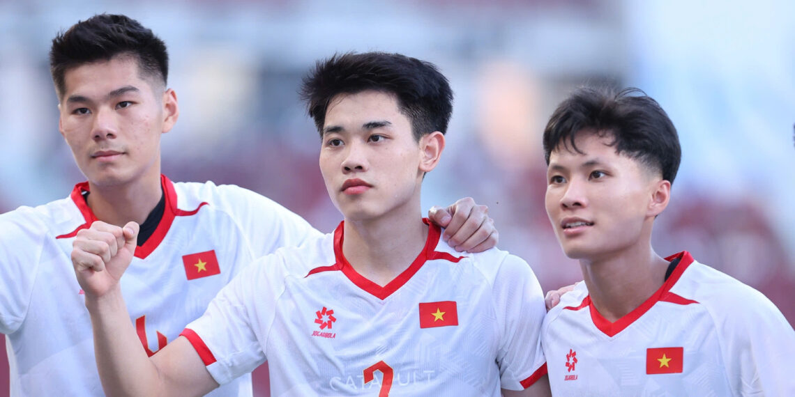 truc tiep u22 viet nam 2 1 u22 lao trong tai be coi dinh bac co cu dup 2967.jpg