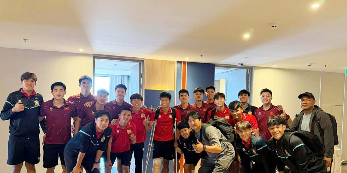 u22 viet nam co hanh dong cuc dep voi cau thu lao bi gay chan 922.jpg