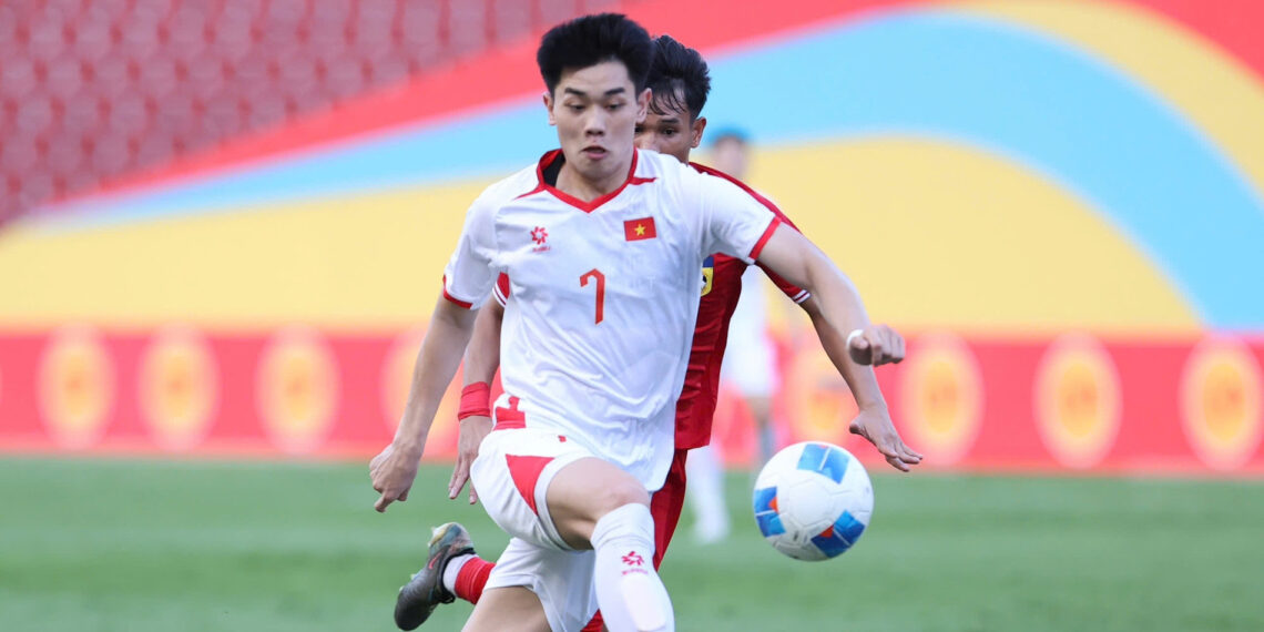 u22 viet nam hlv kim sang sik tiep van son kho bong hoa de 3223.jpg