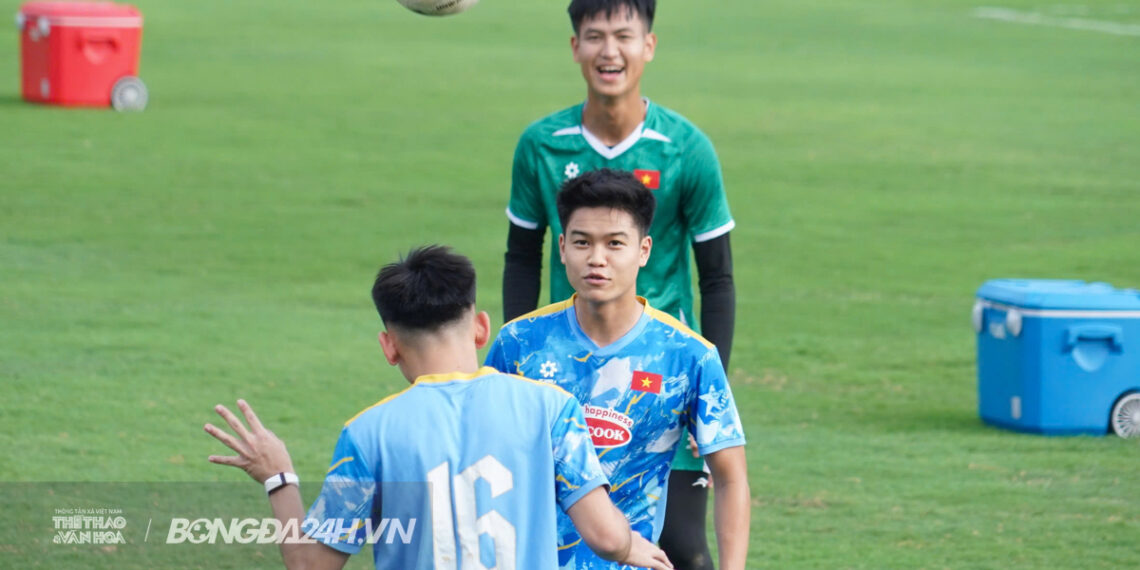 u23 viet nam ton that nhan su hlv kim sang sik trieu tap gap cau thu ha noi fc.jpg