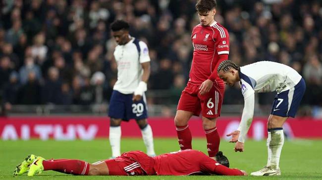 Van Dijk bảo vệ Xavi Simons sau tấm thẻ đỏ trước Liverpool van dijk 2112201151.jpg