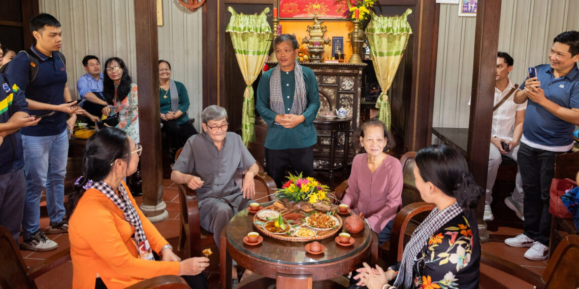 ve lang du lich moi ra mat o vinh long du khach duoc lam vuon nhat trung 2349.jpg