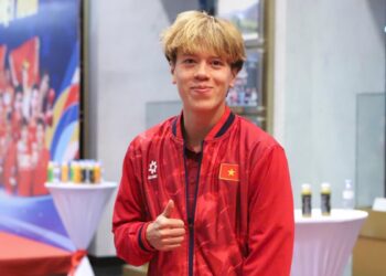 viktor le toi luon chien dau 300 suc luc vi mau co sac ao.jpg