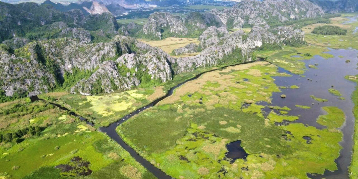 vinh khong song dep nhu tranh o ninh binh du khach ngoi thuyen ngam tan day 1834.jpg