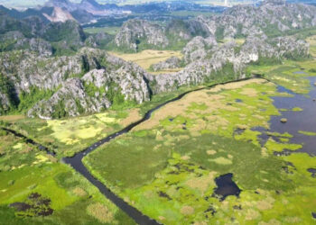 vinh khong song dep nhu tranh o ninh binh du khach ngoi thuyen ngam tan day 1834.jpg