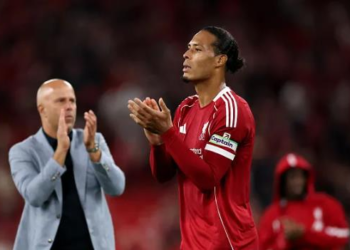 virgil van dijk nhan nhu cac dong doi truoc tran gap mu.png