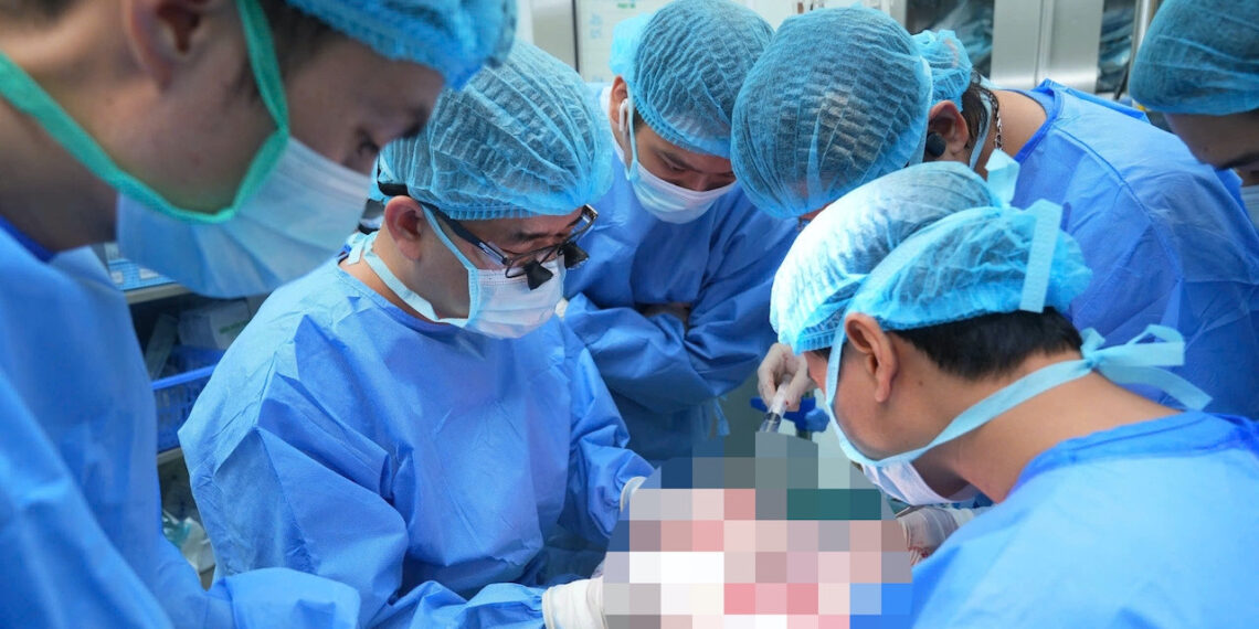 vo hien gan cuu chong thoat an tu ung thu 1663.jpg