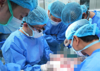 vo hien gan cuu chong thoat an tu ung thu 1663.jpg