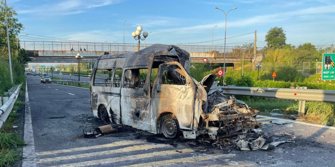 xe cuu thuong tong container mot nguoi dan ong phai vao bv cho ray cap cuu 2337.jpg