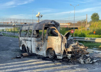 xe cuu thuong tong container mot nguoi dan ong phai vao bv cho ray cap cuu 2337.jpg