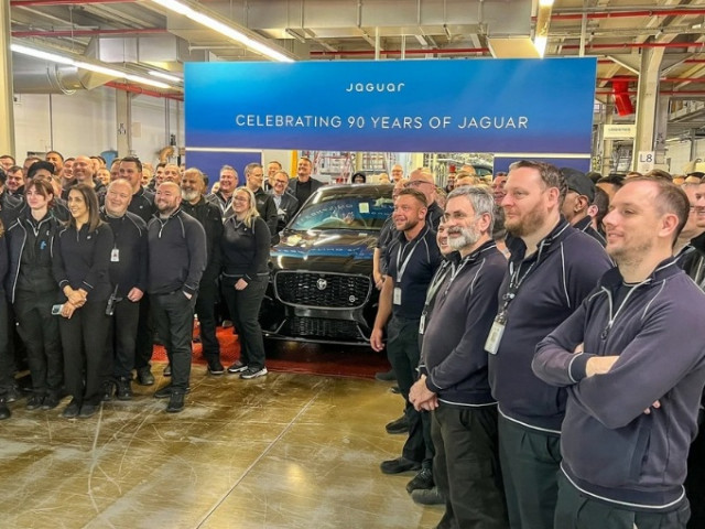 Chiếc F-Pace SVR cuối cùng rời dây chuyền, chính thức khép lại kỷ nguyên xe xăng của Jaguar xehay jaguar f pace svr 251225 5.jpg