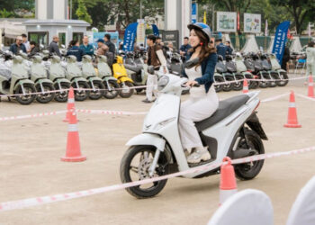 xehay thu xang doi dien 101225 4.jpg