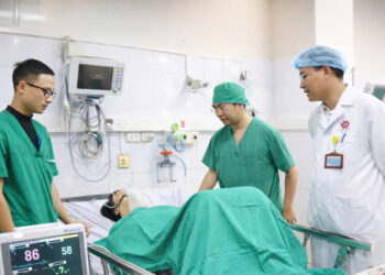 2 gio chay dua cap cuu benh nhan nhay cau bai chay 2412.jpg