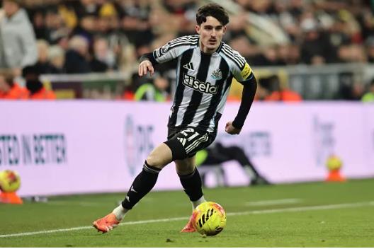 Arsenal gia nhập cuộc đua giành hậu vệ của Newcastle 4 1001051556.png