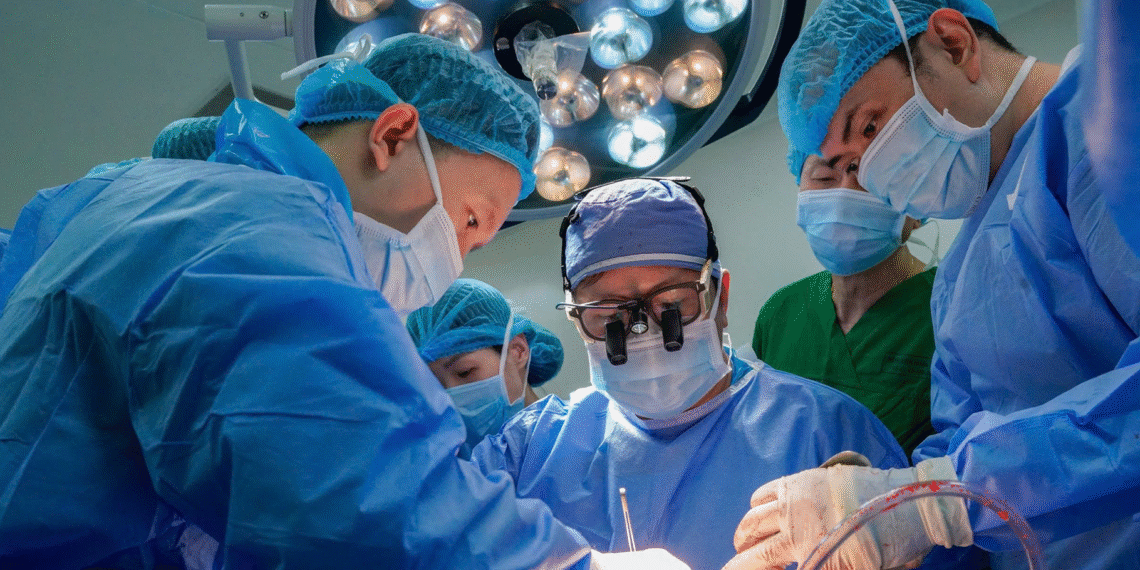 bac si quyet dinh chia doi la gan cuu song 2 nguoi truoc cua tu 1290.png