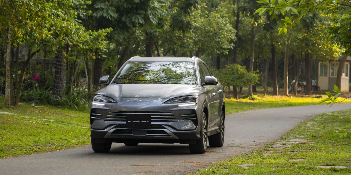 BYD Việt Nam tung ưu đãi lớn dịp đầu năm: Giảm phí trước bạ, tặng sạc và phụ kiện byd sealion6 xam 14 jpg.15771.jpeg