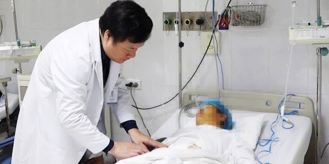 Ca mổ khẩn cứu hai mẹ con sản phụ nguy kịch sau cuộc gọi lúc nửa đêm ở biên giới ca mo khan cuu hai me con san phu nguy kich sau cuoc goi luc nua dem o bien gioi 2415.png