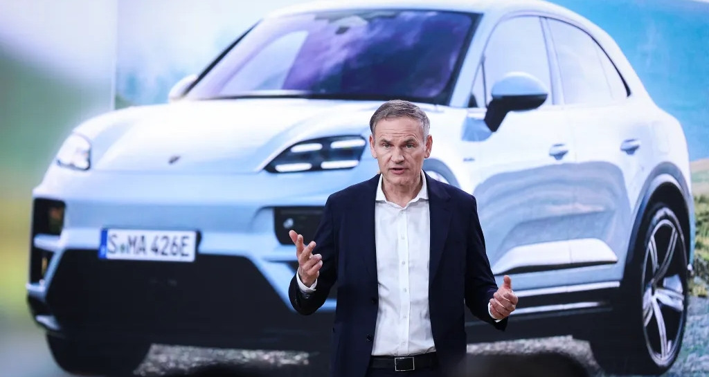 Cựu CEO Porsche thừa nhận sai lầm khi đã 'khai tử' dòng xe xăng nổi tiếng này cuu ceo porsche thua nhan sai lam khi da khai tu dong xe xang noi tieng nay 2694.webp.jpeg