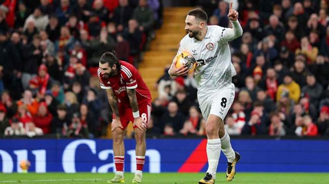 Robertson chỉ trích cú đánh gót cẩu thả của Szoboszlai dominik szoboszlai 1401093940.jpg