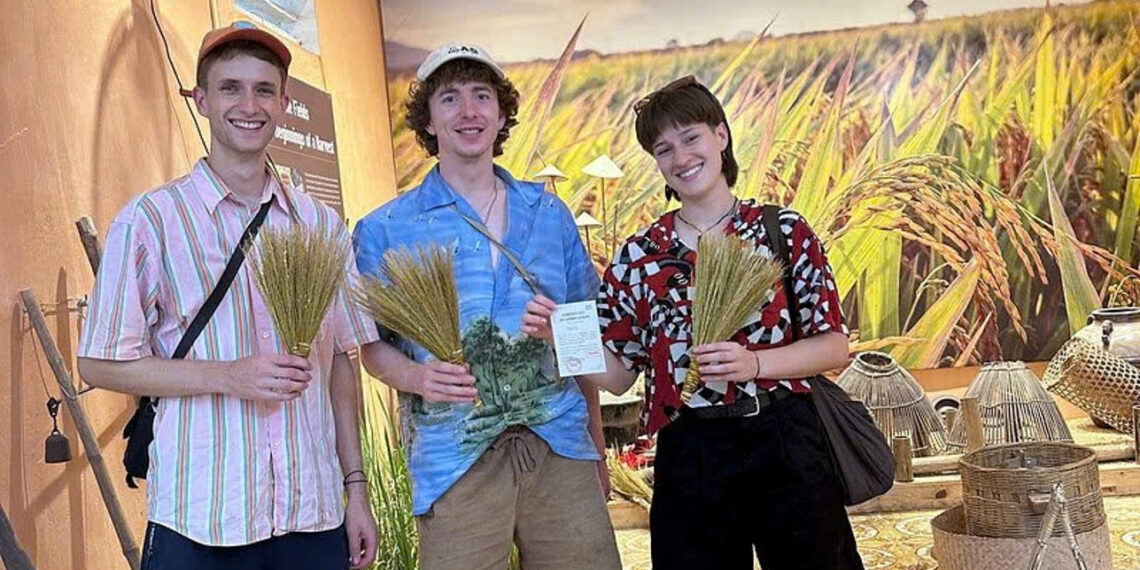 du khach thich thu trai nghiem xay lua lam choi rom o ninh binh 1405.jpg