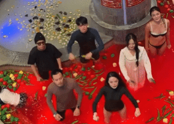 du khach viet tam trong noi lau khong lo day ot nhieu nguoi tuong ai 3665.gif