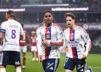 endrick lap hattrick noi dai ngay vui tai lyon.jpg