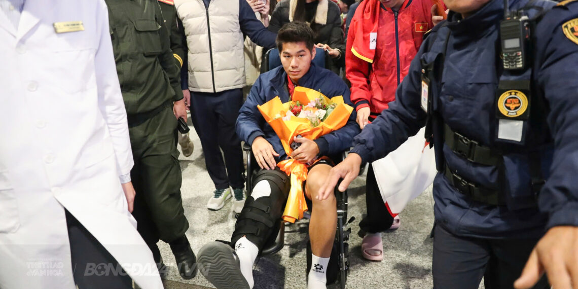 Xót xa hình ảnh bố mẹ Hiểu Minh đón con trai ngồi xe lăn