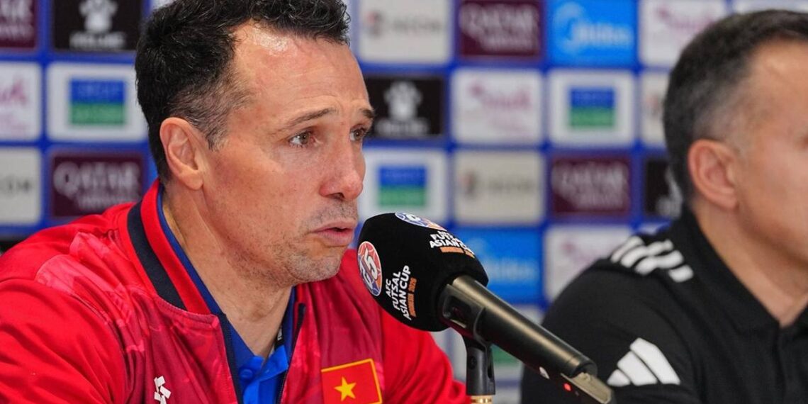 HLV của Futsal Việt Nam: Chúng tôi đang đúng hướng tới World Cup futsal viet nam hlv diego giustozzi 2601133801.jpg