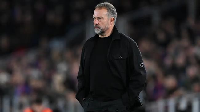 hansi flick khan khoan doi barca mua them hau ve vao thang mot.jpg